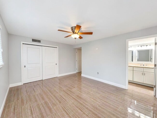 Building Photo - 681 Palm View Dr