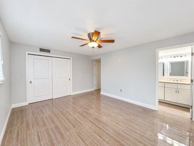 Building Photo - Remodeled First-Floor Condo Available Now in Naples