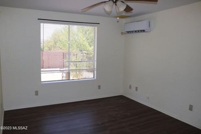 Building Photo - Super Northwest Location! Lovely spacious 3 bedroom, 2 bath home with large back yard