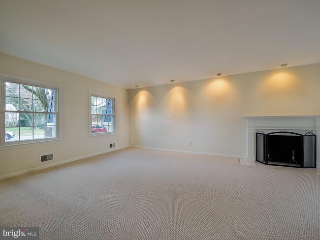 Building Photo - 2702 Navarre Dr