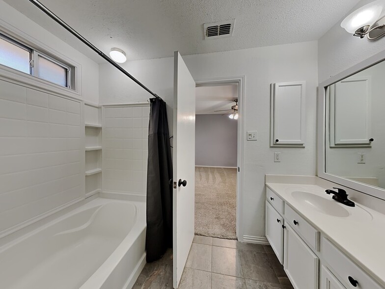 Building Photo - 3808 Bandera Ranch Rd