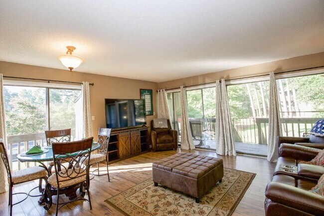 Building Photo - FULLY FURNISHED 2-Bed, 2-Bath Condo in Pin...