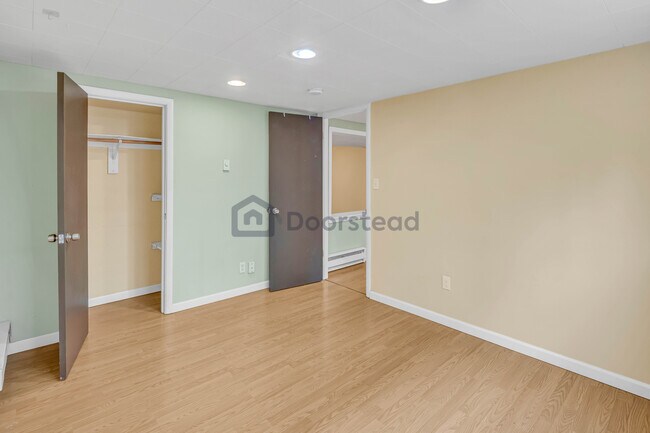 Building Photo - 2028 14th Ave W