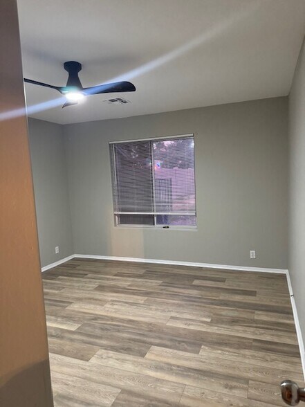 Building Photo - 922 E Gary Ln