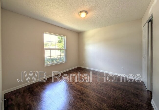 Building Photo - 925 Killarney Ave