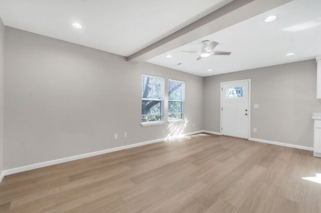 Building Photo - Elegant 3 Bedroom, 2.5 Bathroom Duplex with 1-Car Garage in Woodruff $1675/mo rent