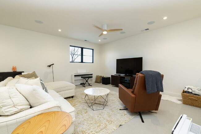 Building Photo - Beautiful Fully Furnished Custom Home in Rancharrah