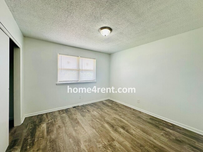 Building Photo - Raised Ranch Style Home in KCK w/ a Finished Basement and Conveniently Located Near I-635!