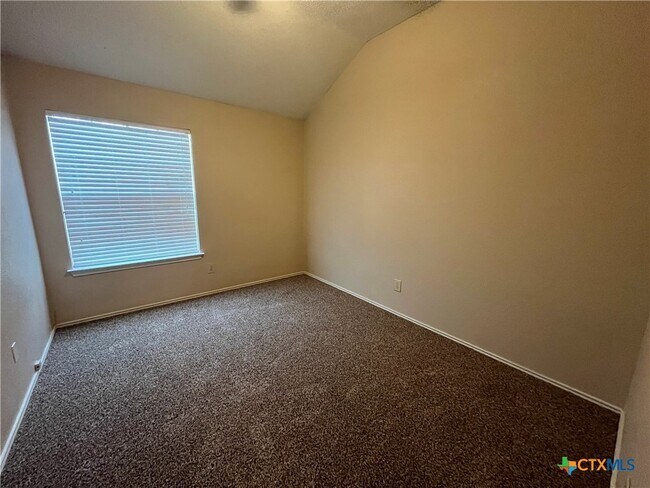 Building Photo - 2523 Creek Dr