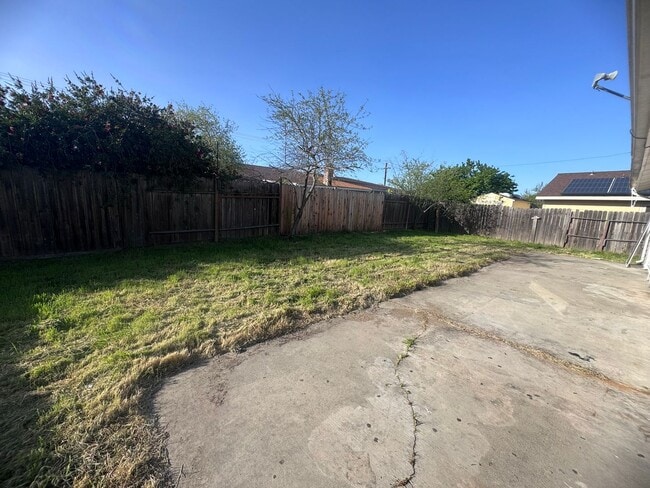 Building Photo - 3 Bedroom Home with RV Parking!