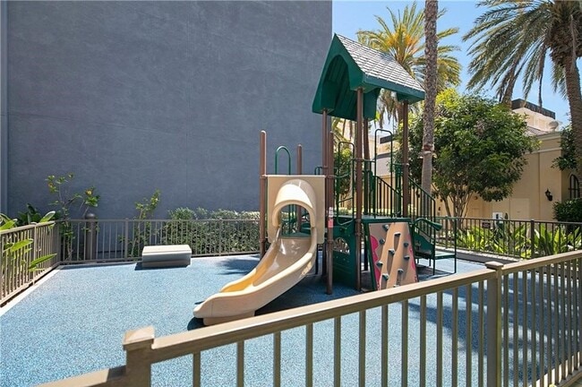 Building Photo - 2174 Scholarship