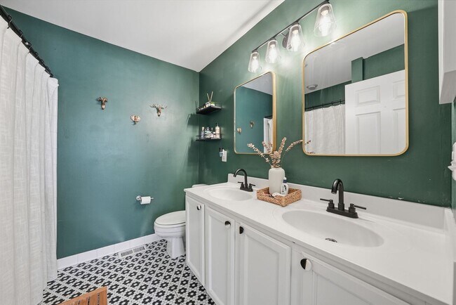 Building Photo - Enjoy the ease of condo style townhome living in this bright and inviting end unit.