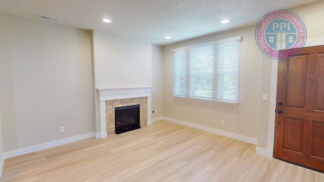 Building Photo - Desirable Bethany Location, Spacious & Sty...