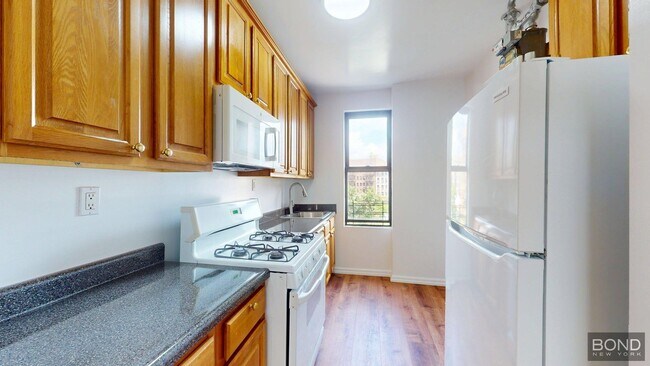 Building Photo - 620 W 171st St