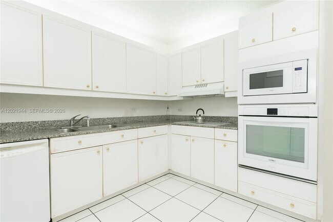 Building Photo - 8855 Collins Ave