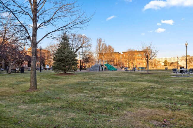 Building Photo - 457 E Kirby St