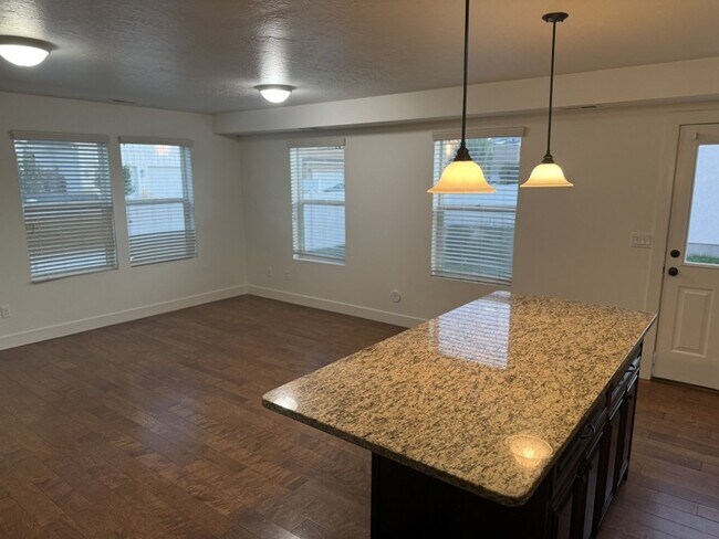 Building Photo - 1427 S Paddock Dr