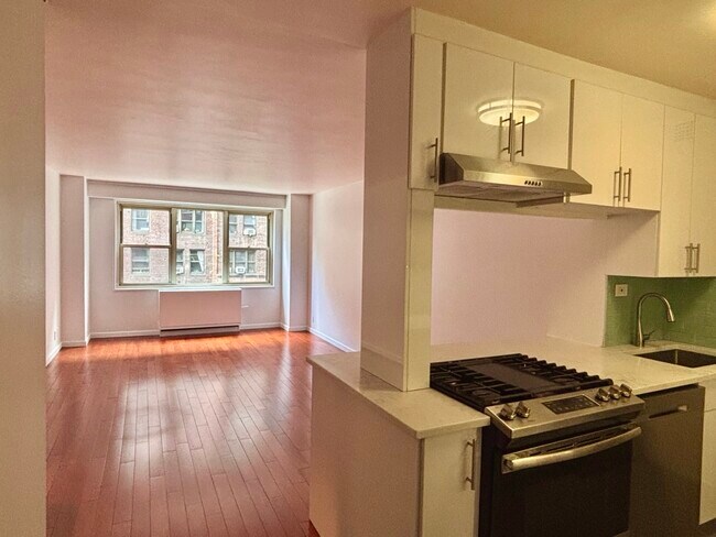 Building Photo - 400 E 54th St