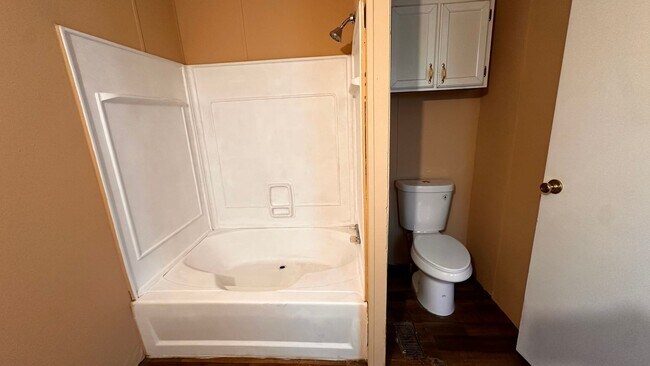 Building Photo - 3 bed 2 bath Mobile Home located in the he...