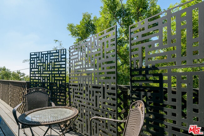 Building Photo - 948 Elyria Dr