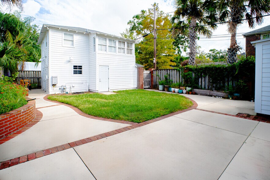 Fully fenced in backyard - 1215 Landon Ave