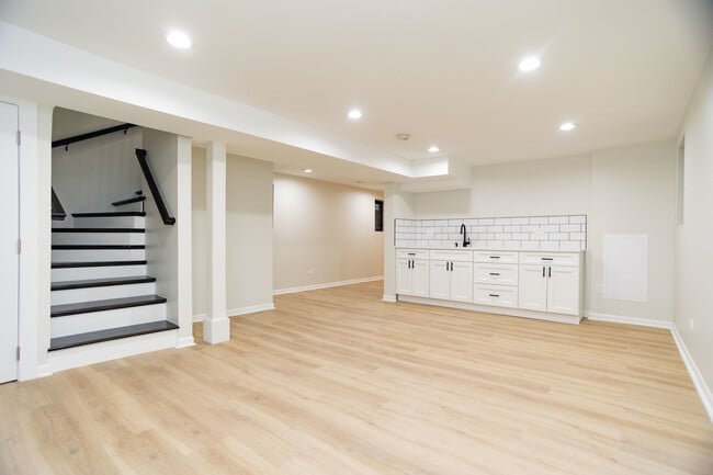 Building Photo - 3111 N Oakley Ave