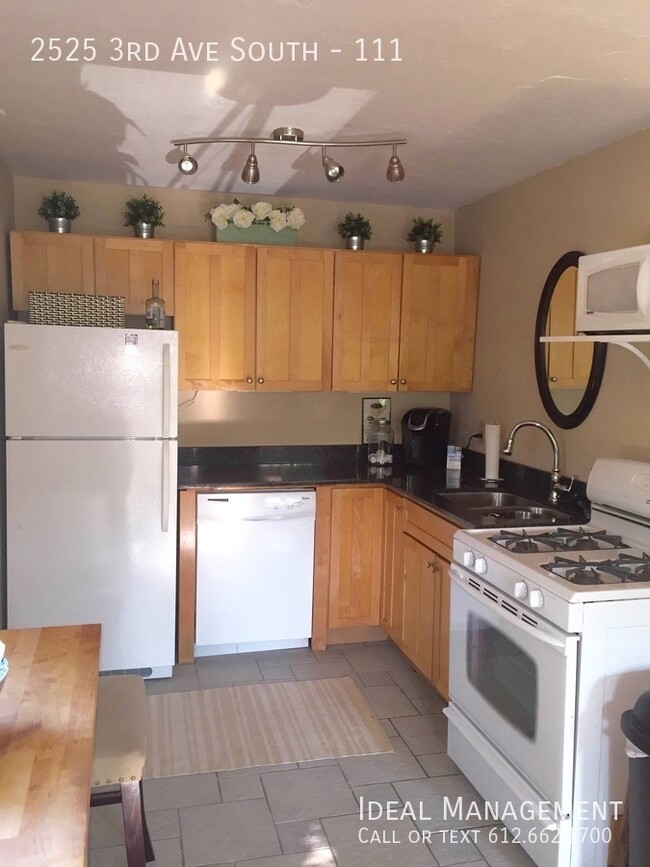 Building Photo - Spacious, Sun Filled 1 Bedroom Condo