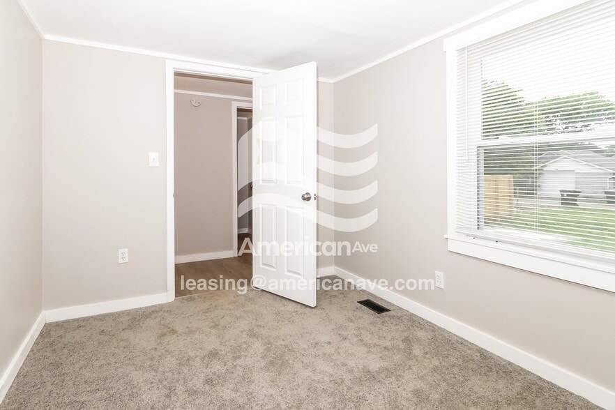 Building Photo - 927 W Whitney Ave