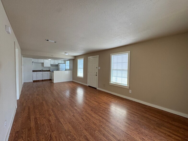 Building Photo - 1034 W Village Ct