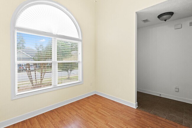 Building Photo - 3/2, fenced in backyard, heart of Auburn!