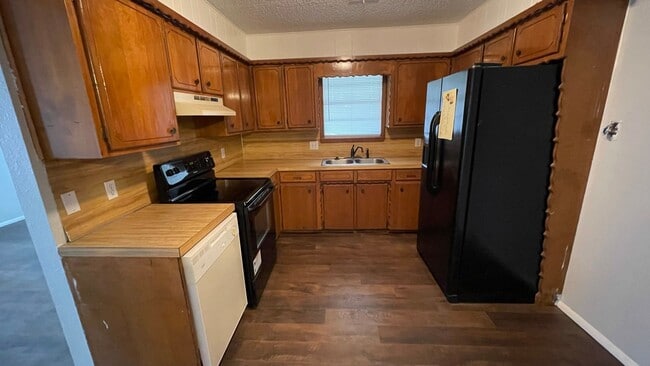 Building Photo - inviting & comfortable3 Bed 1 Bath House