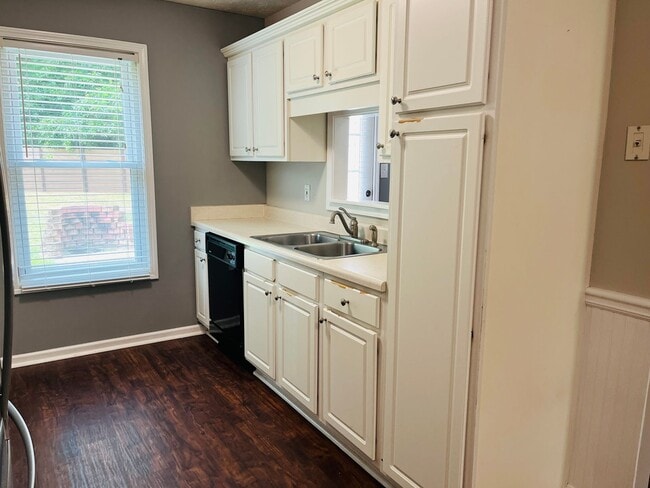 Building Photo - Wow! Renovated 3 bedroom 2 bath home in Ca...