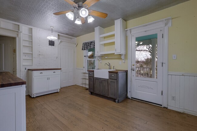 Building Photo - 329 Grayson St