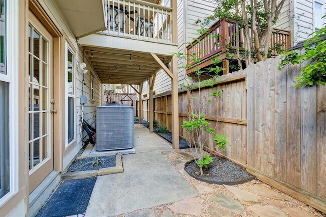 Building Photo - 5217 Blossom St
