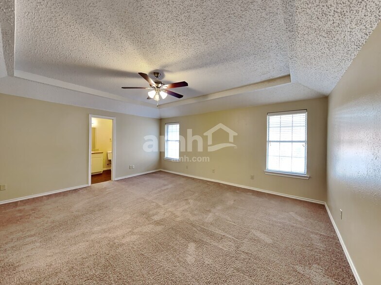 Building Photo - 105 S Winding Oaks Dr