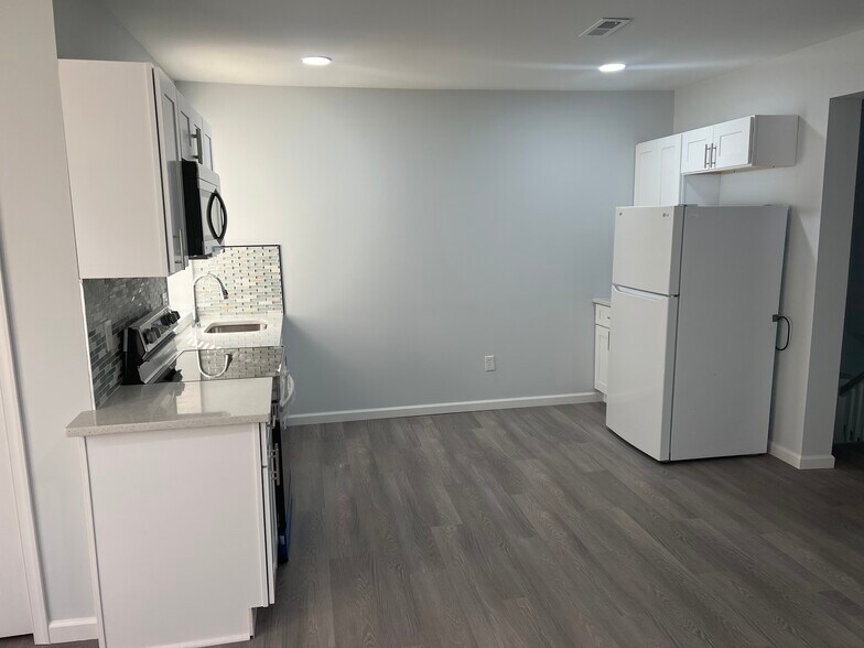 Building Photo - 1806 67th Ave