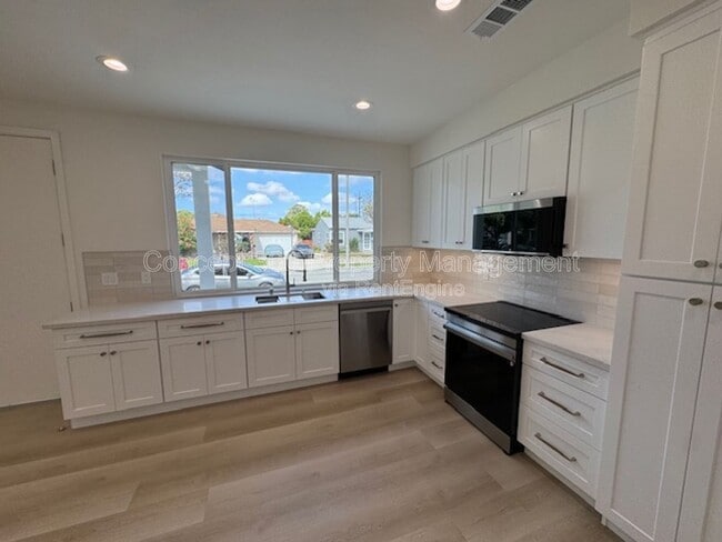 Building Photo - 6168 Briercrest Ave