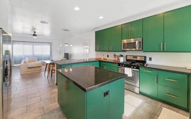 Building Photo - 7855 N 20th Glen