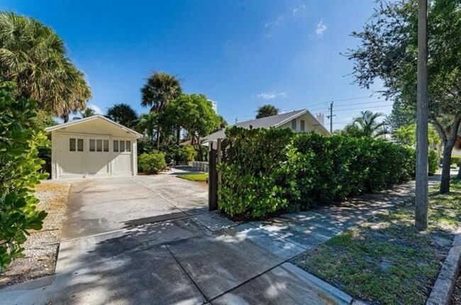 Building Photo - 5301 N Flagler Dr