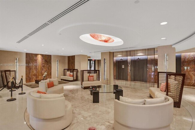 Building Photo - 2555 Collins Ave