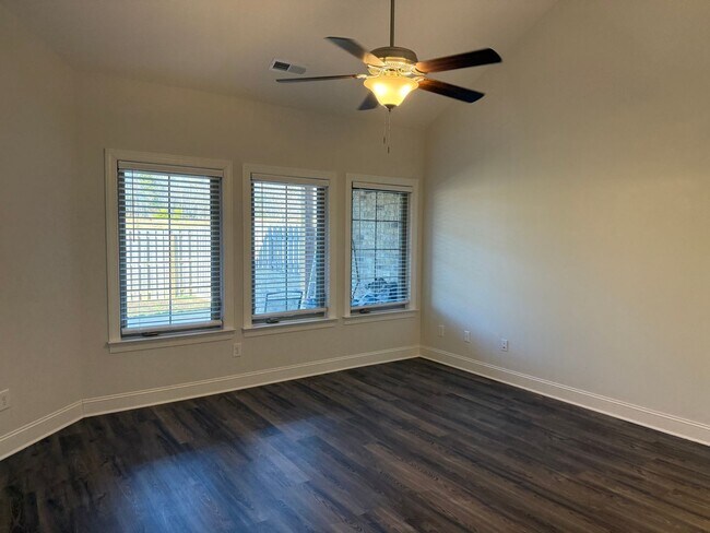 Building Photo - Updated 3 Bedroom Condo with Large Bonus Room!