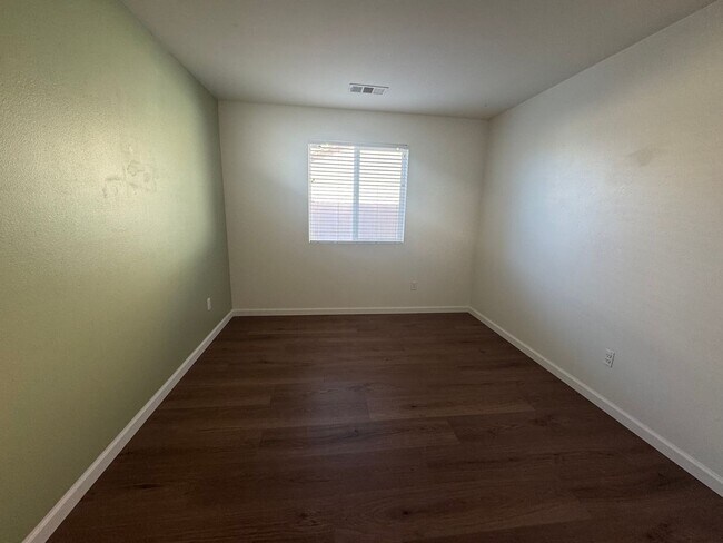 Building Photo - Eco-Friendly Home in Victorville