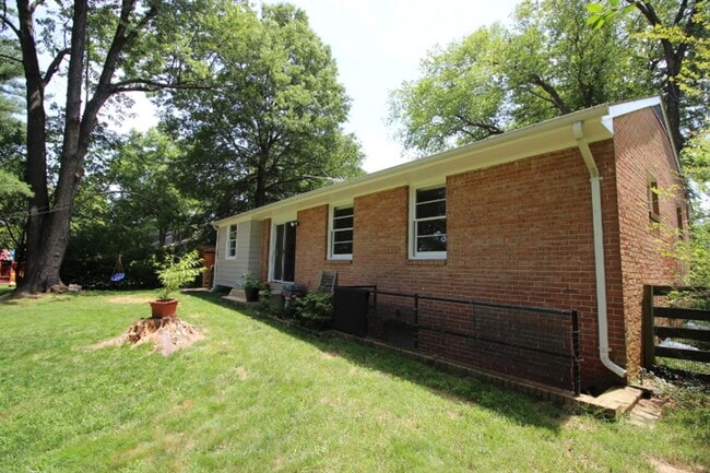 Building Photo - Charming 3 Bed 2.5 Bath Brick Home With Sp...