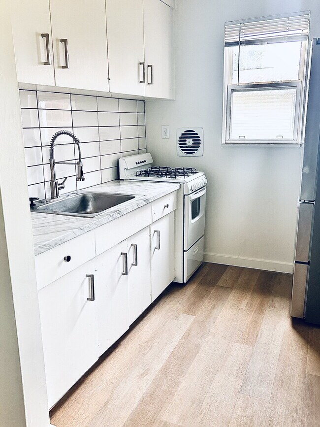 Building Photo - Available Now!  Fully renovated 1 bedroom ...