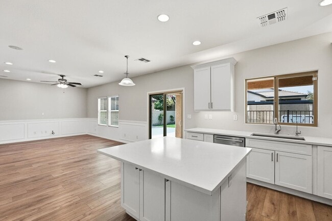 Building Photo - Spacious 4 Bedroom 2 Bath In Peoria with Pool and Sports Court