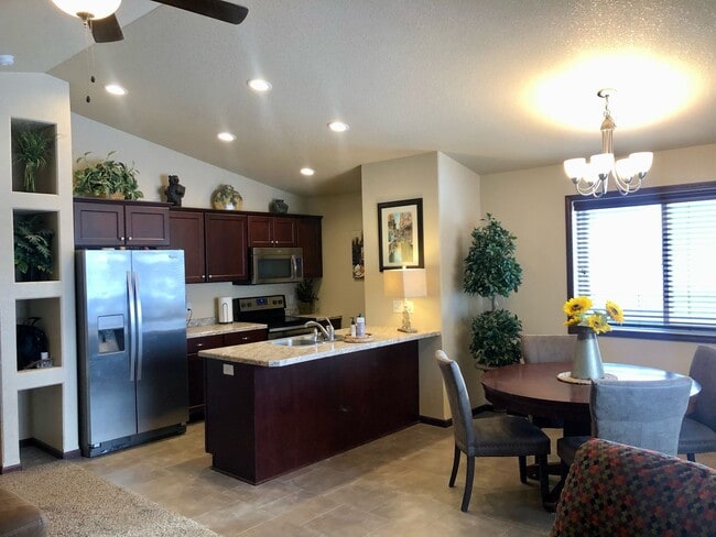 Building Photo - 2 Bed 1.5 Bath Plus Office