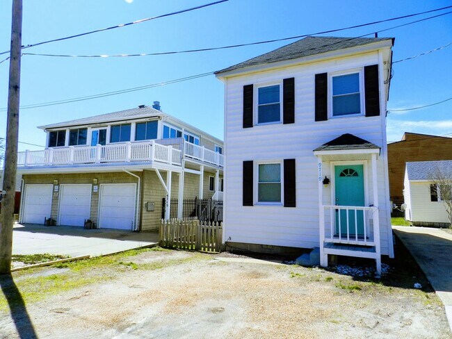 Building Photo - Come live at the Bay! Two Bedroom Willoughby Beach Cottage Available August 1st
