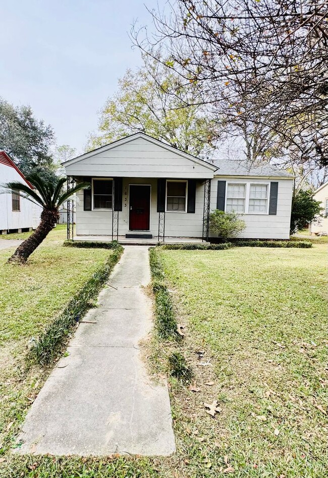 Building Photo - 4 Bedroom/2 Bath Home