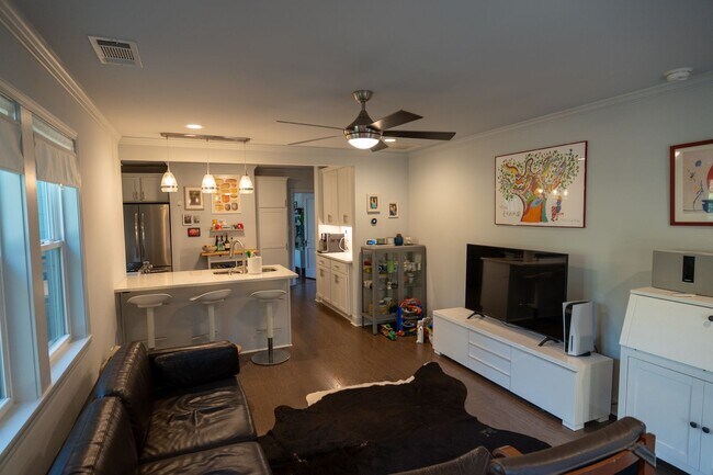 Building Photo - Charming 3 bedroom/ 2 bathroom in Normaltown, Home Close to UGA and Hospitals!