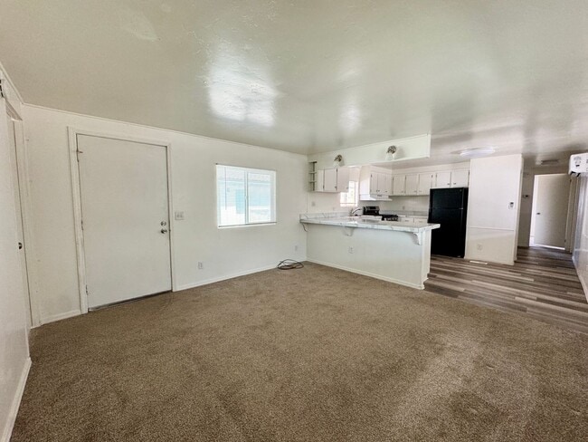 Building Photo - Cute Cozy and Centrally located